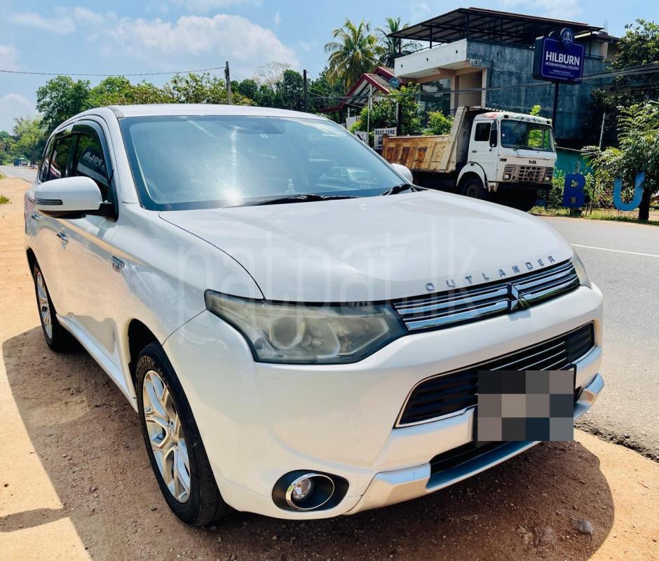 Mitsubishi Outlander 2015 - භාවිතා කරන ලද SUV රථය sale in Sri Lanka - patpat.lk