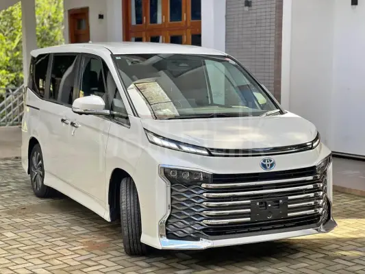 Toyota Voxy 2025