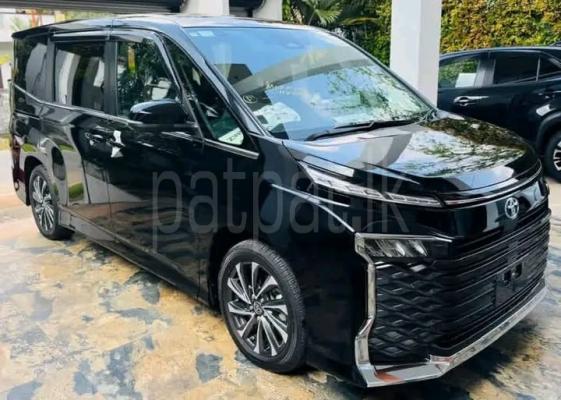 Toyota Voxy 2024
