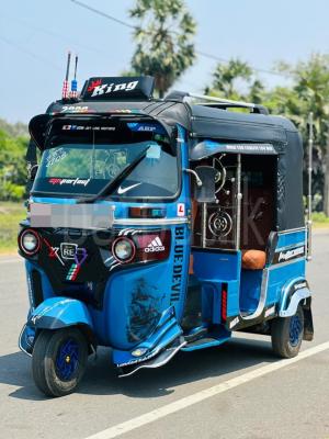 Bajaj Three Wheel 2017