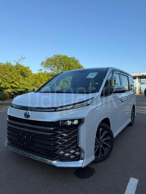 Toyota Voxy 2025
