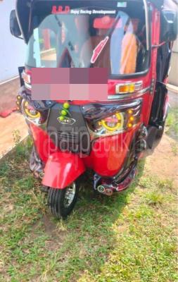 Bajaj Three Wheel 2017