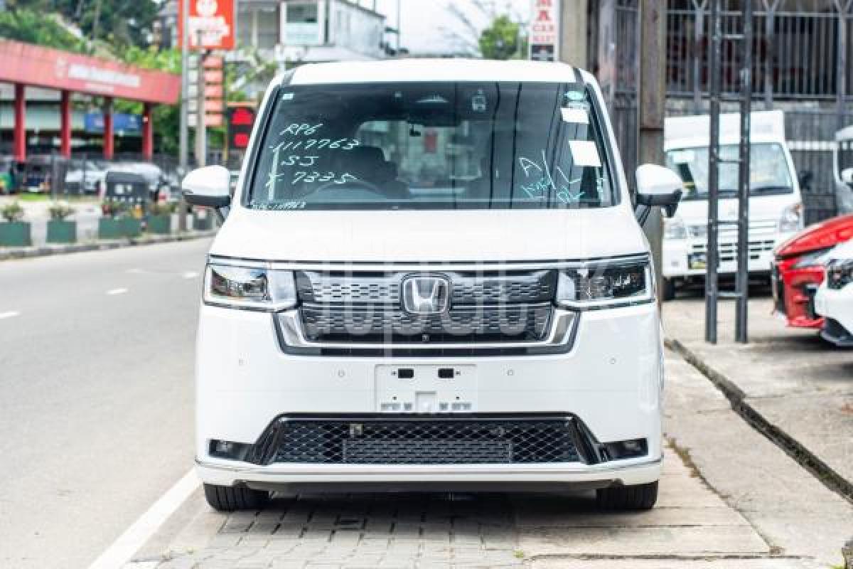 Honda Stepwgn 2024 -  කාර් sale in Sri Lanka - patpat.lk