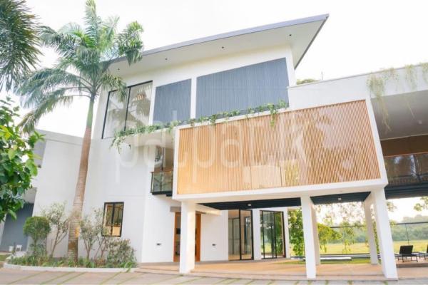 Hotel for Sale in Pelawatta