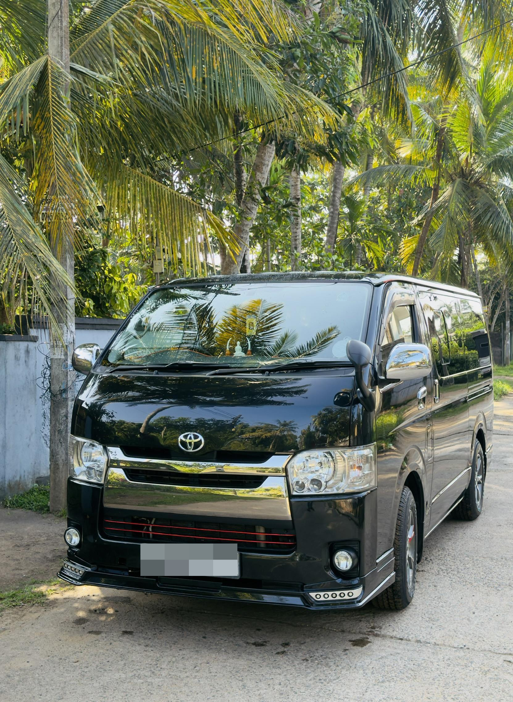 Toyota Hiace 2015 - භාවිතා කරන ලද වෑන් රථය sale in Sri Lanka - patpat.lk
