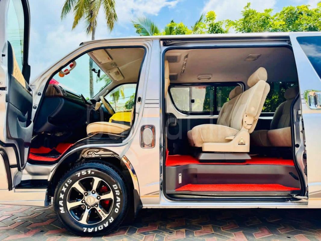 Toyota Hiace 2011 - பயன்படுத்தப்பட்டது வேன் sale in Sri Lanka - patpat.lk