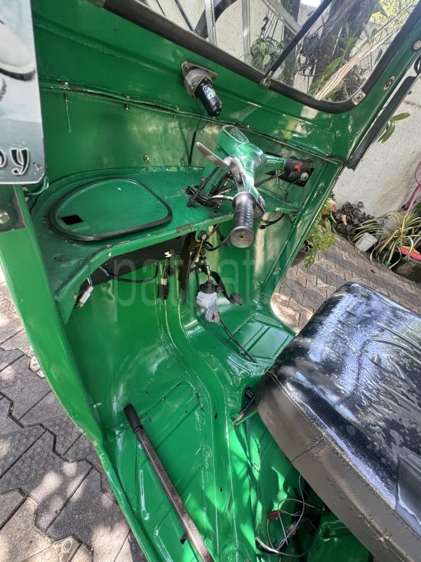 Bajaj Three Wheel 2000 - பயன்படுத்தப்பட்டது முச்சக்கர வண்டி sale in Sri Lanka - patpat.lk