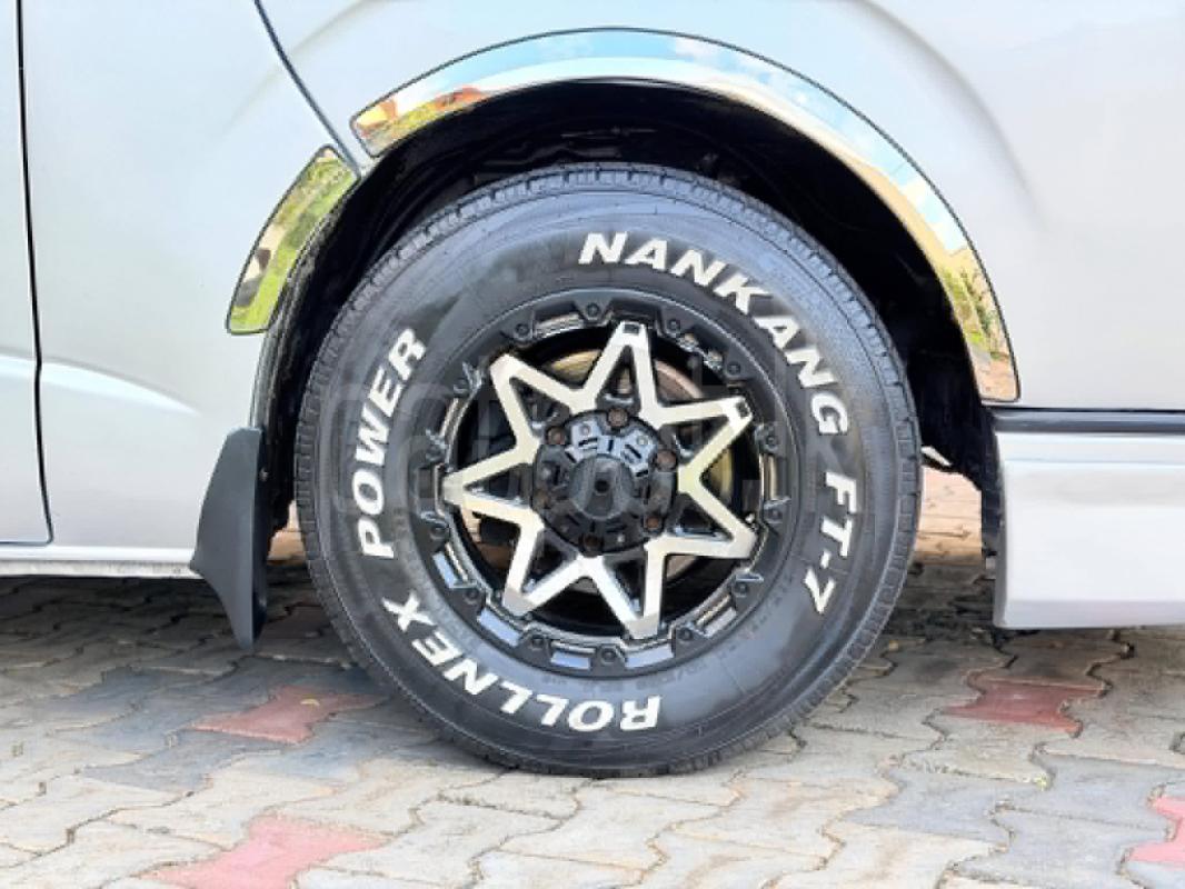 Toyota Hiace 2005 - பயன்படுத்தப்பட்டது வேன் sale in Sri Lanka - patpat.lk