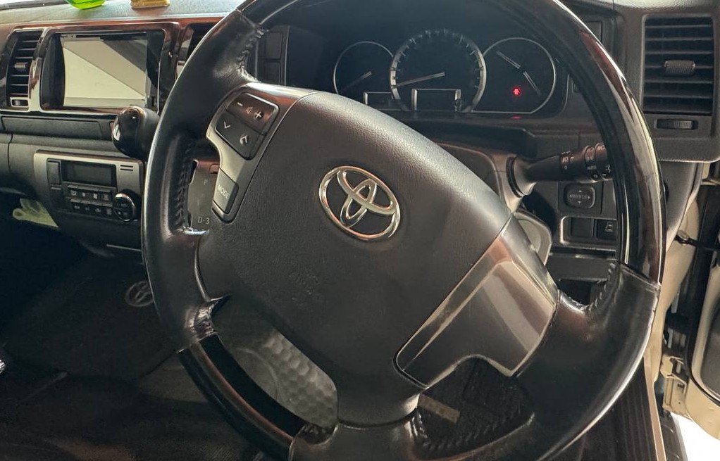 Toyota Hiace 2017 - භාවිතා කරන ලද වෑන් රථය sale in Sri Lanka - patpat.lk