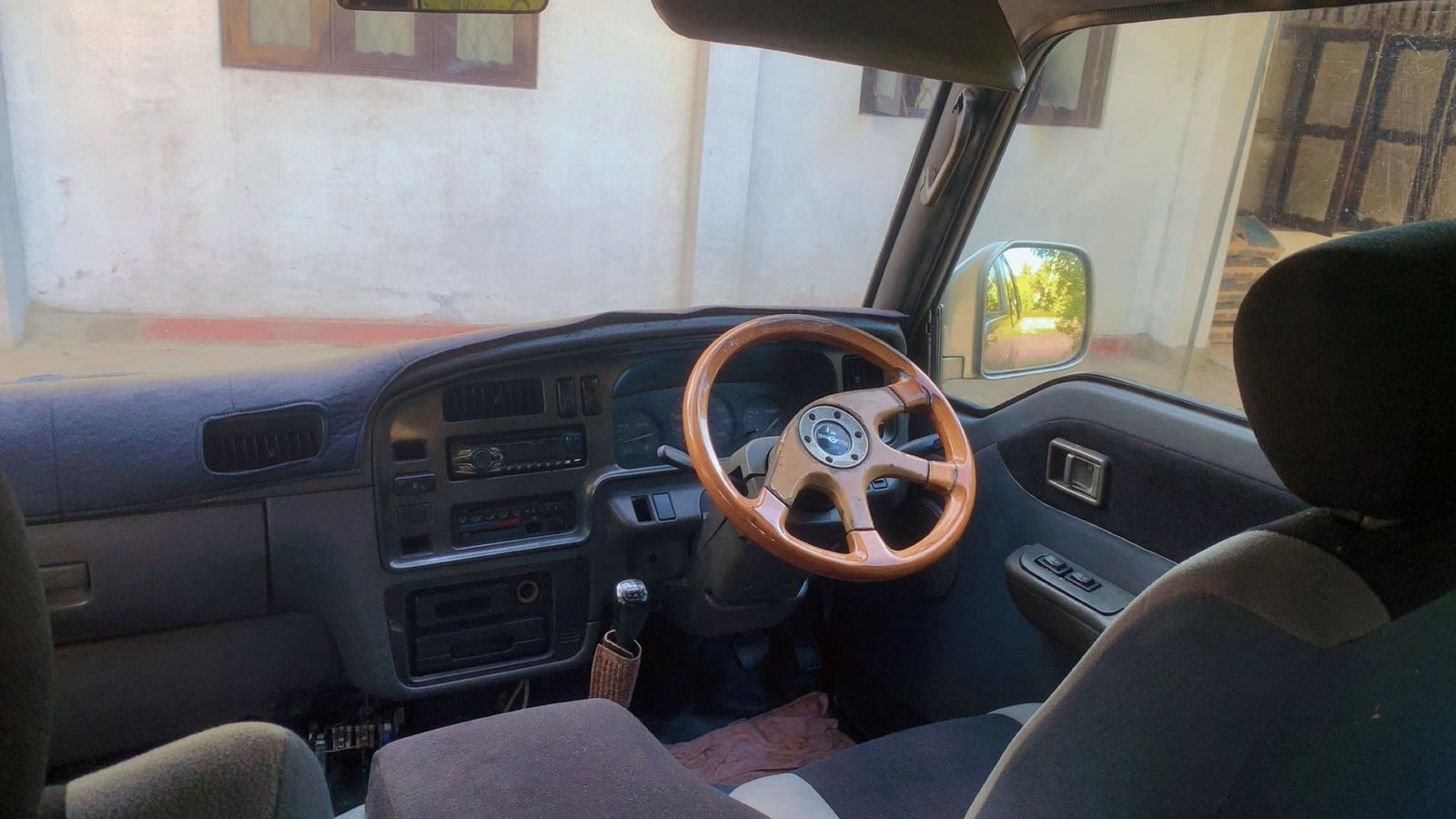 Nissan Caravan 1997 - Used Van sale in Sri Lanka - patpat.lk