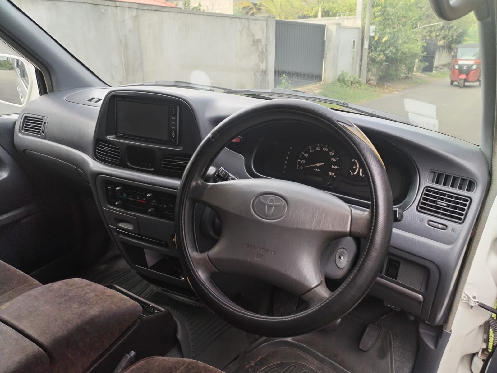 Toyota NOHA 2001 - பயன்படுத்தப்பட்டது வேன் sale in Sri Lanka - patpat.lk