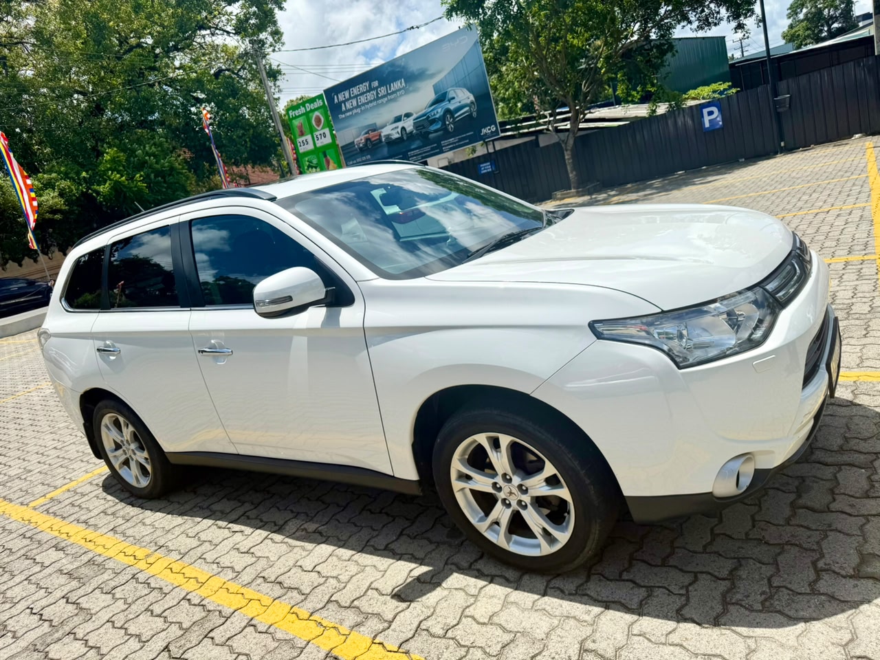 Mitsubishi Outlander 2014 - பயன்படுத்தப்பட்டது SUV sale in Sri Lanka - patpat.lk