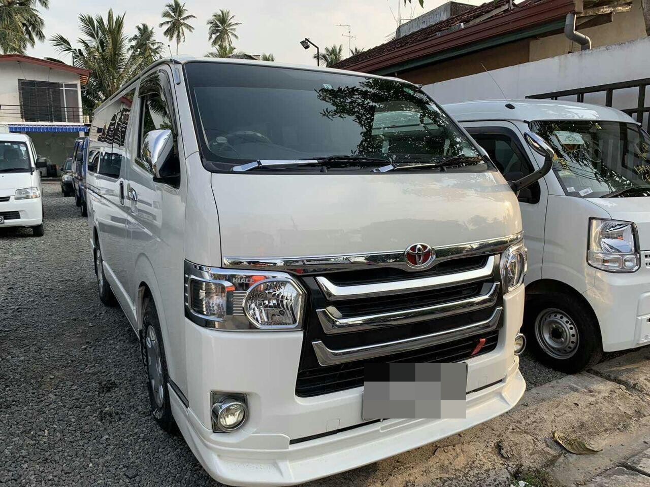 Toyota Hiace 2014 - භාවිතා කරන ලද වෑන් රථය sale in Sri Lanka - patpat.lk
