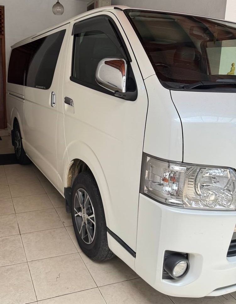 Toyota Hiace 2017 - භාවිතා කරන ලද වෑන් රථය sale in Sri Lanka - patpat.lk