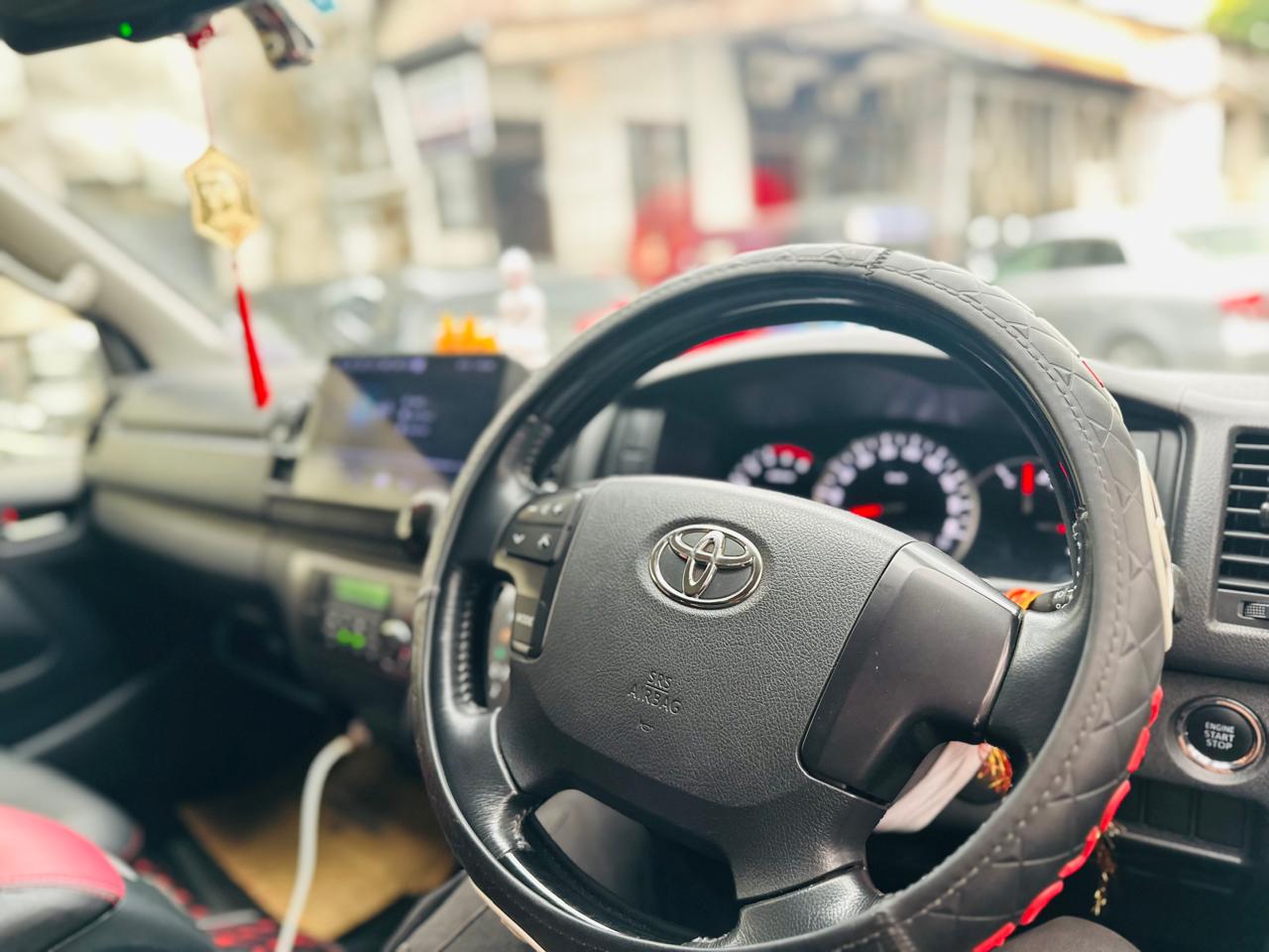 Toyota Hiace 2015 - பயன்படுத்தப்பட்டது வேன் sale in Sri Lanka - patpat.lk