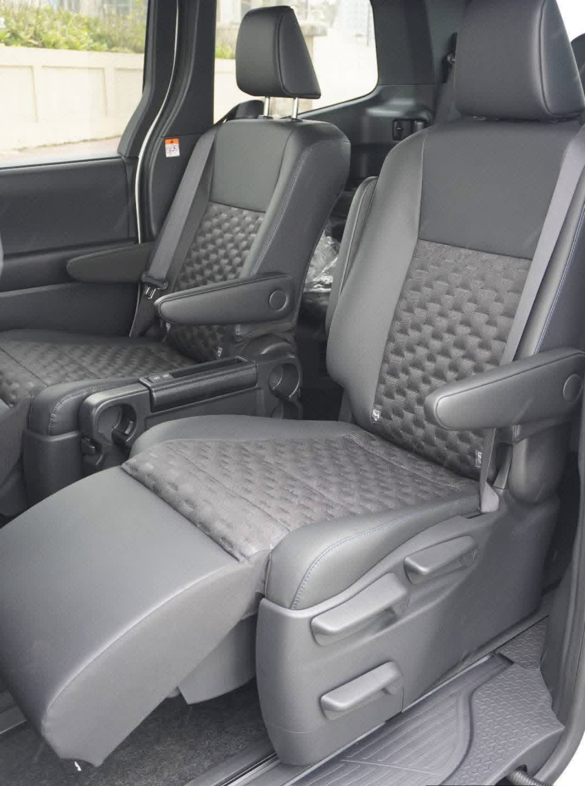 Toyota Voxy 2025 - பயன்படுத்தப்பட்டது வேன் sale in Sri Lanka - patpat.lk