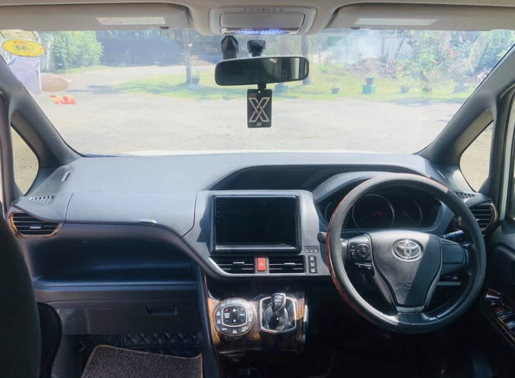 Toyota Voxy 2014 - பயன்படுத்தப்பட்டது வேன் sale in Sri Lanka - patpat.lk