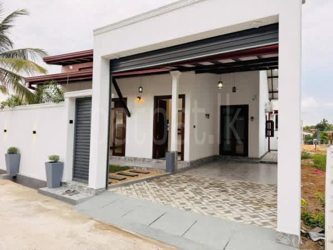House for Sale in Kiriwattuduwa ads-image-1