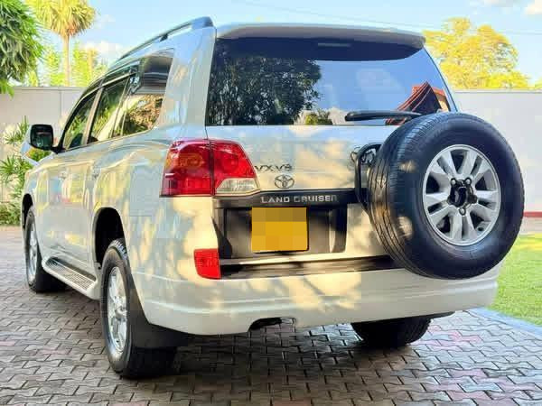Toyota Land Cruiser 2013 - பயன்படுத்தப்பட்டது SUV sale in Sri Lanka - patpat.lk