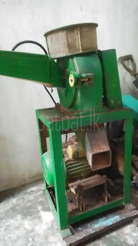 මිරිස් කෙටීමේ යන්ත්‍රයක් විකිණීමට ඇත. (Grinding Mill)