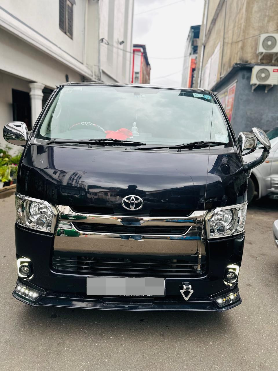 Toyota Hiace 2015 - பயன்படுத்தப்பட்டது வேன் sale in Sri Lanka - patpat.lk