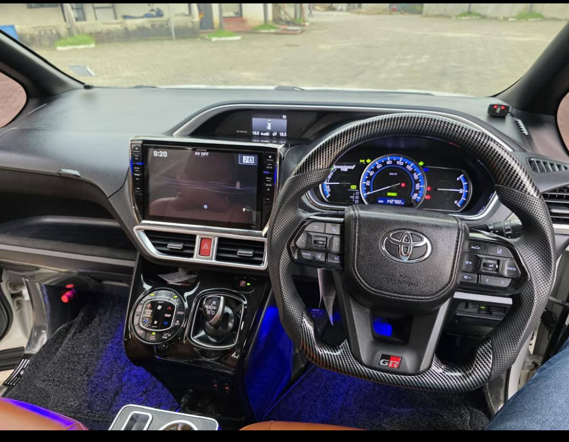 Toyota Voxy 2015 - பயன்படுத்தப்பட்டது வேன் sale in Sri Lanka - patpat.lk