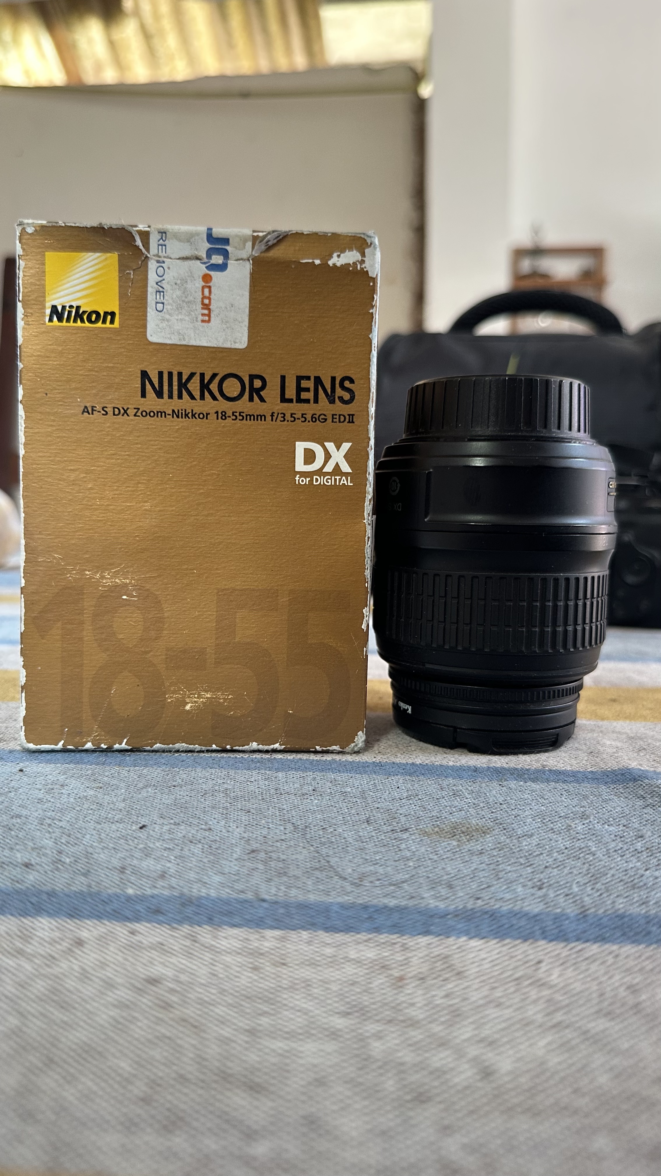 Nikon D5200 Camera එකක් – Kit Lens + Zoom (70-300mm) Box සමඟ