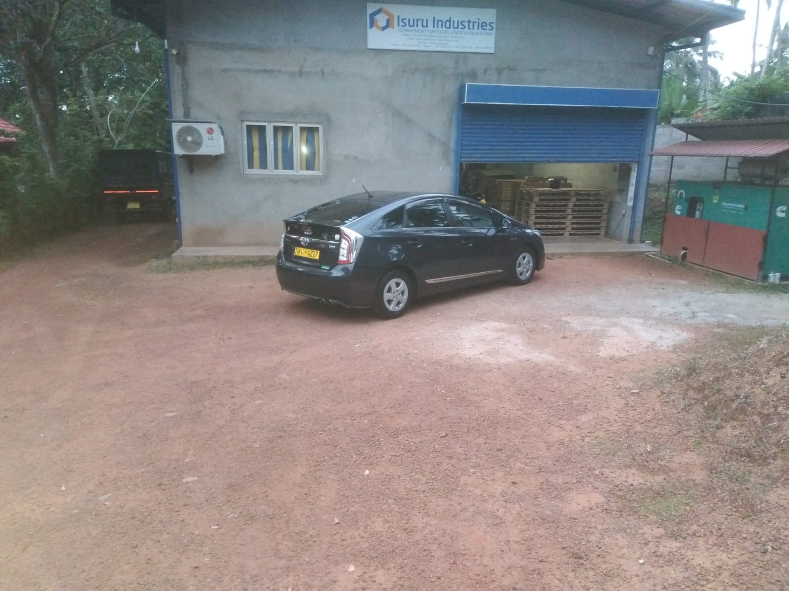 Toyota Prius 2011 - பயன்படுத்தப்பட்டது கார் sale in Sri Lanka - patpat.lk