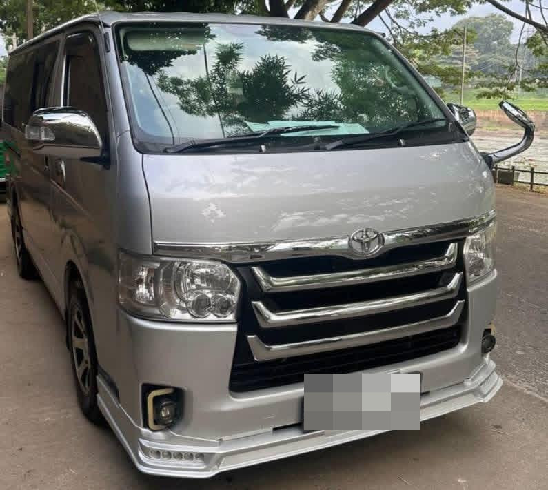 Toyota Hiace 2006 - பயன்படுத்தப்பட்டது வேன் sale in Sri Lanka - patpat.lk