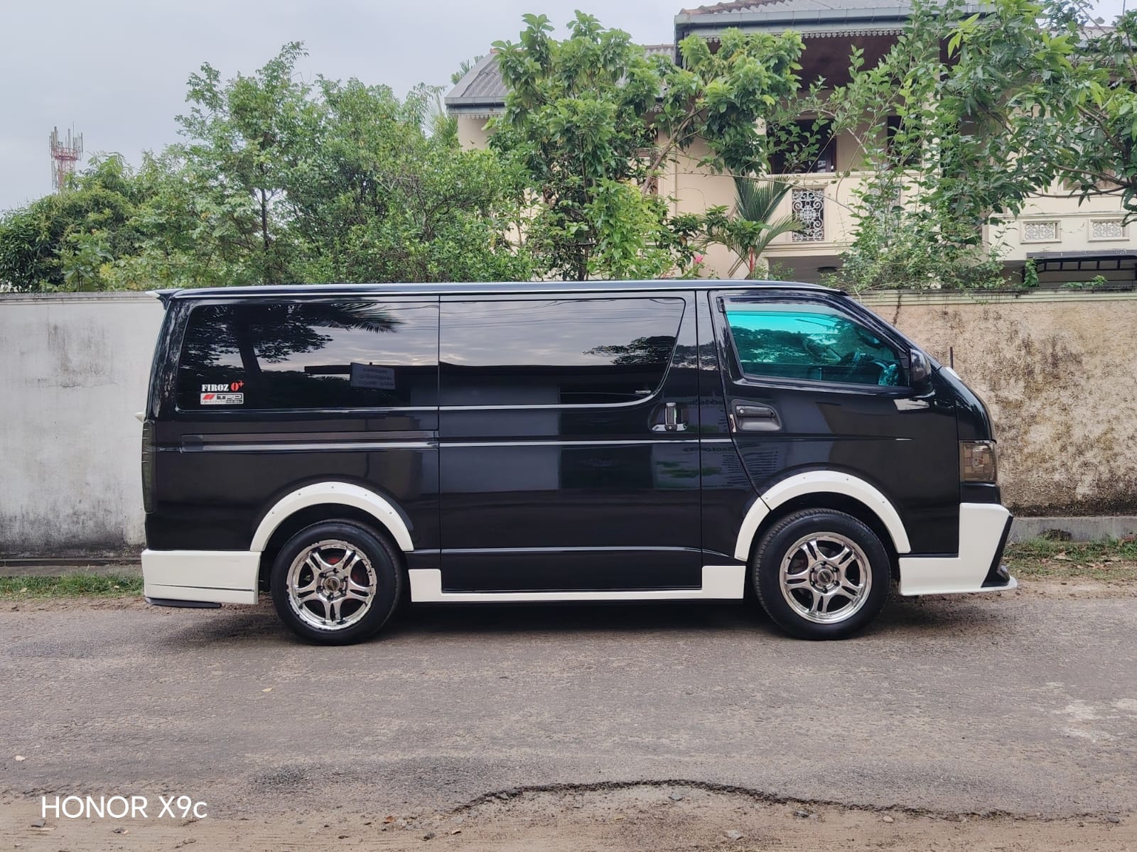 Toyota Hiace 2017 - பயன்படுத்தப்பட்டது வேன் sale in Sri Lanka - patpat.lk