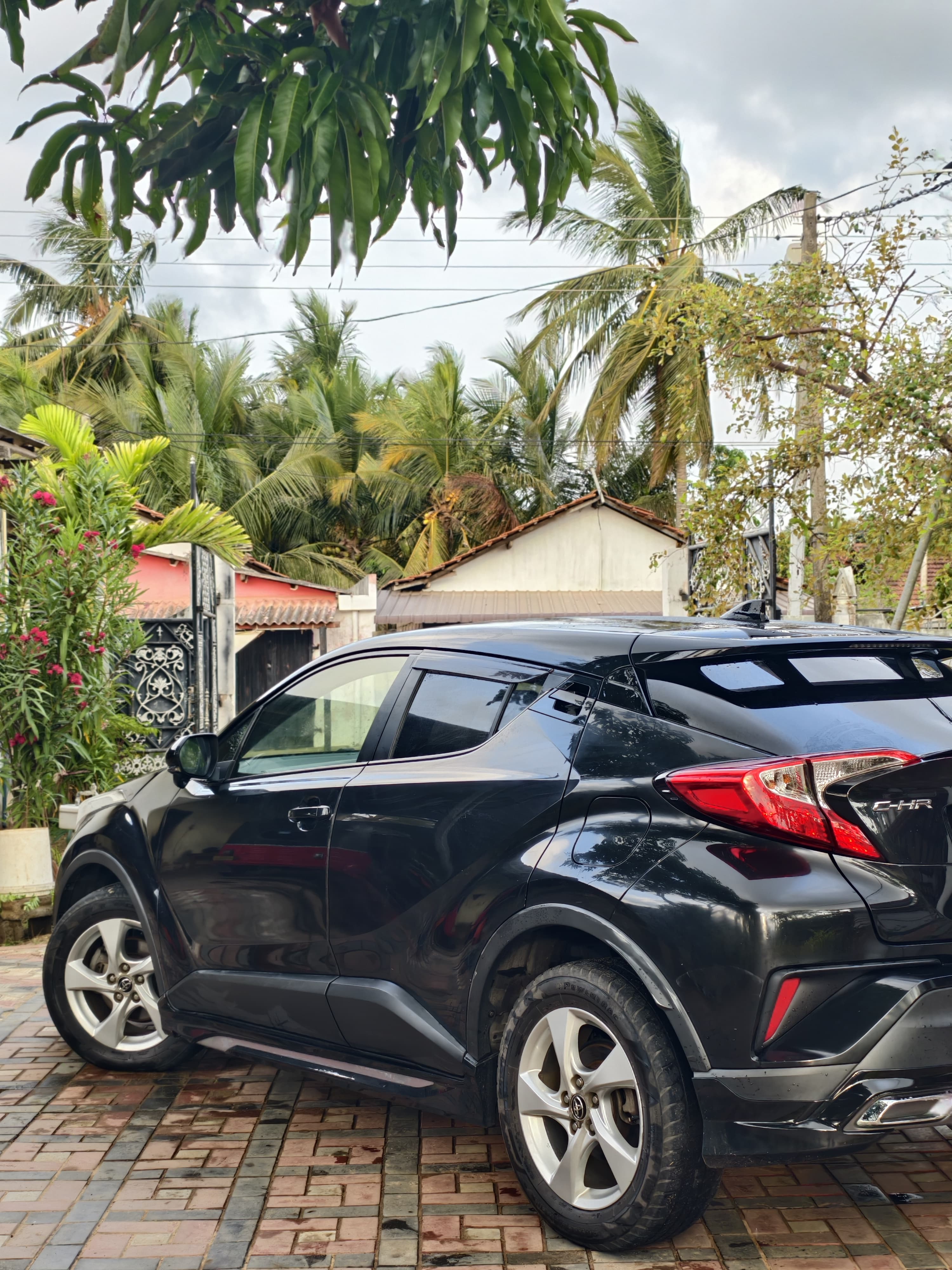 Toyota CHR 2017 - பயன்படுத்தப்பட்டது SUV sale in Sri Lanka - patpat.lk