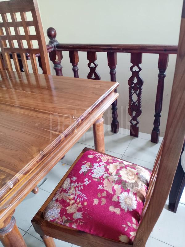 තේක්ක ලීයෙන් සාදන ලද මේසයක් සහ පුටු හයක්