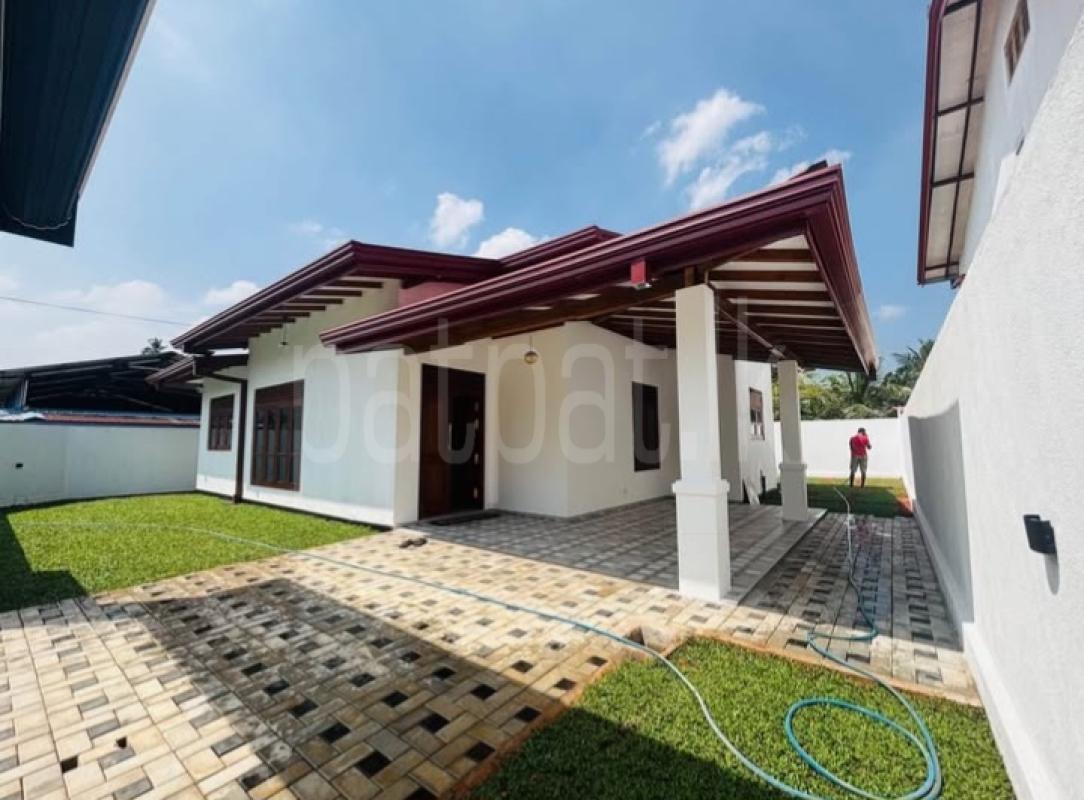 House for Sale in Bandaragama ads-image-1