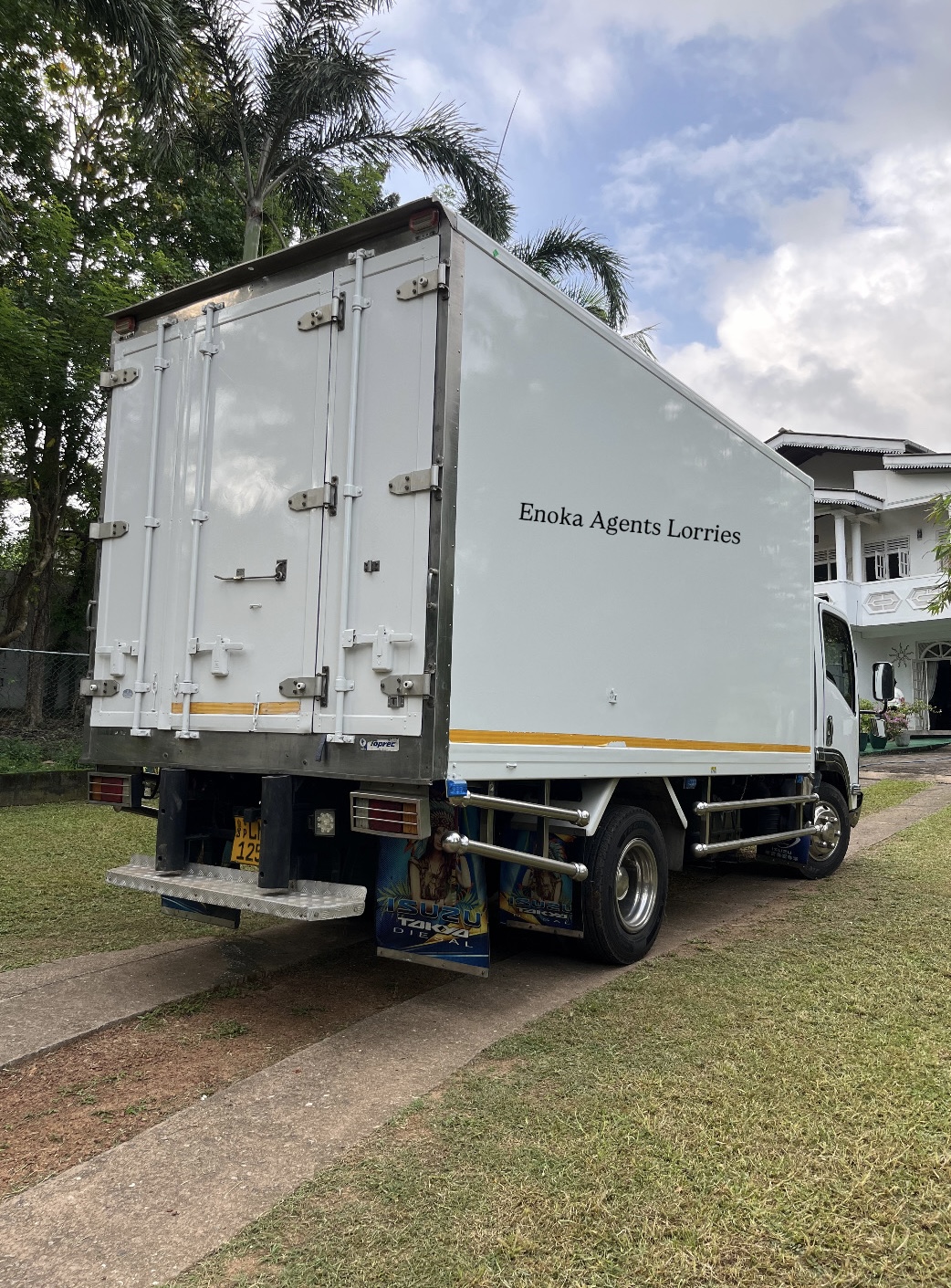 Isuzu ELF 2011 - Reconditioned Truck sale in Sri Lanka - patpat.lk