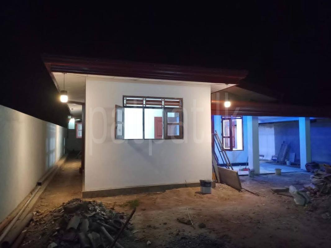 House for Sale in Bandaragama ads-image-1