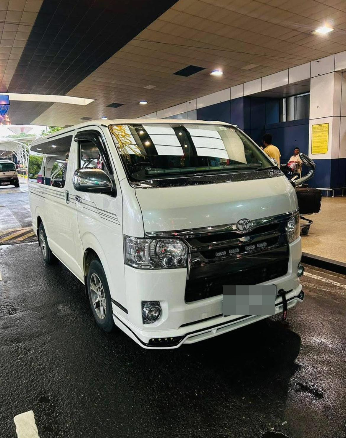 Toyota Hiace 2017 - பயன்படுத்தப்பட்டது வேன் sale in Sri Lanka - patpat.lk