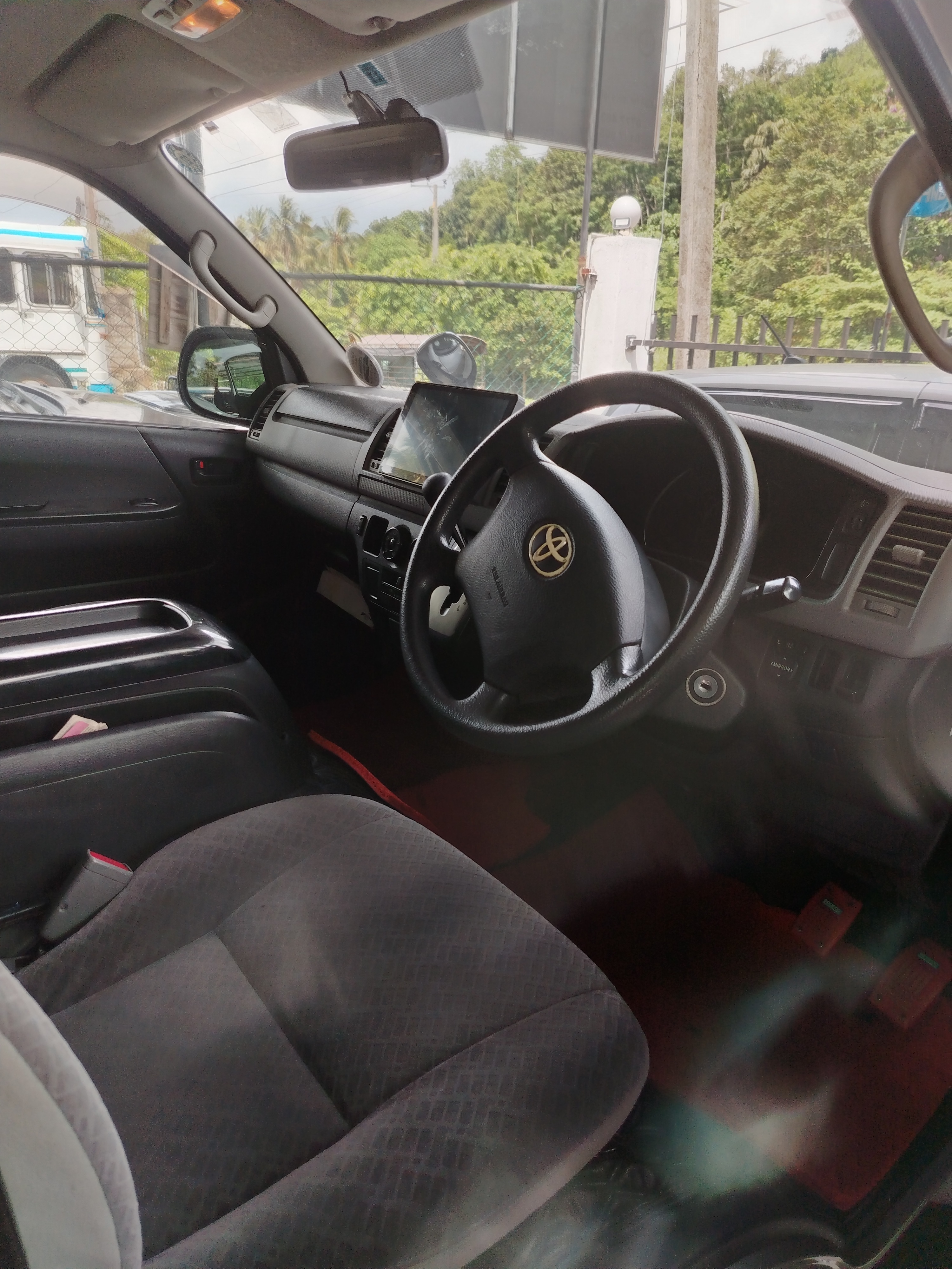 Toyota Hiace 2015 - භාවිතා කරන ලද වෑන් රථය sale in Sri Lanka - patpat.lk
