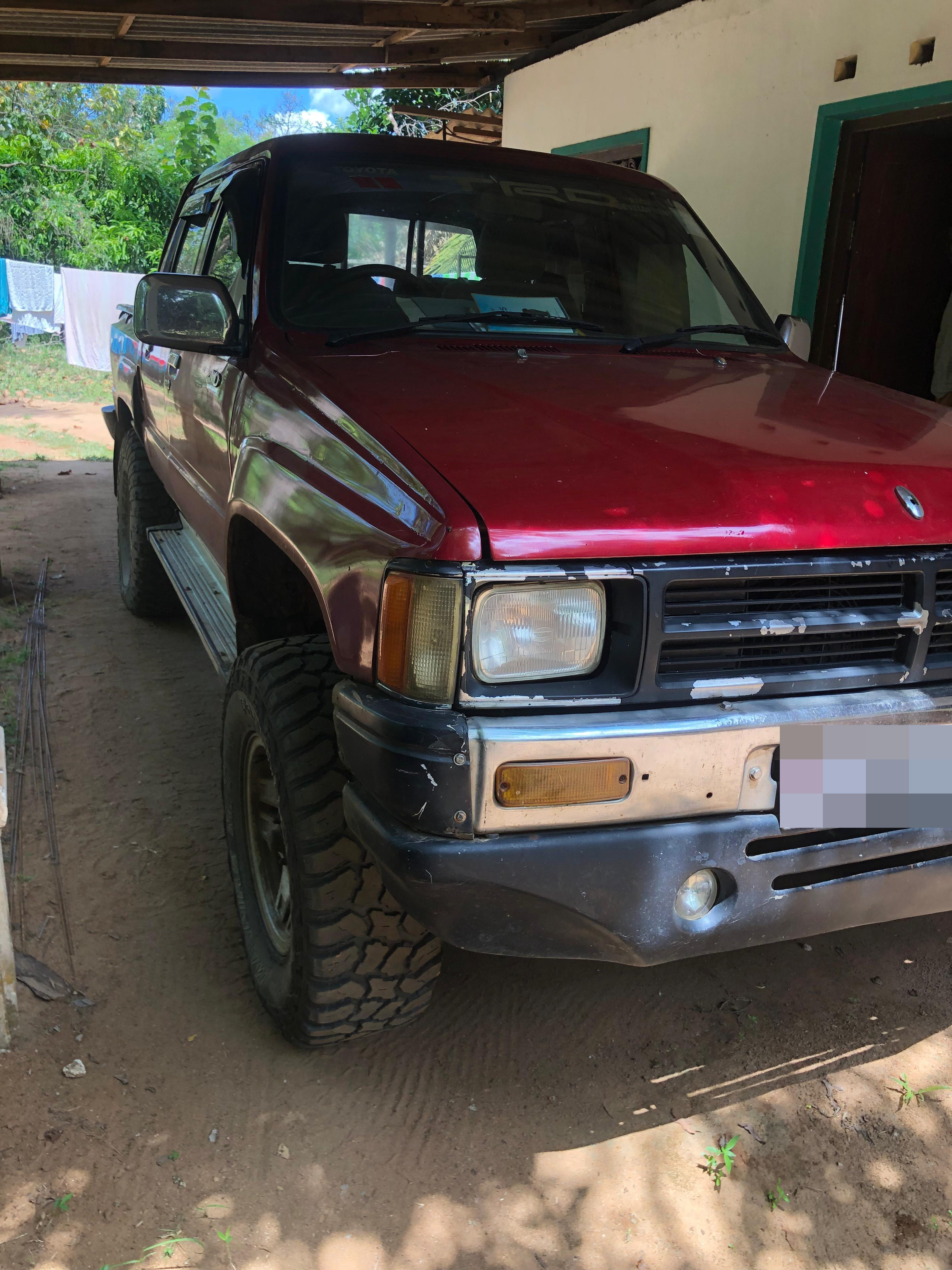 Toyota Hilux 1988 - භාවිතා කරන ලද භාණ්ඩ ප්‍රවාහන sale in Sri Lanka - patpat.lk