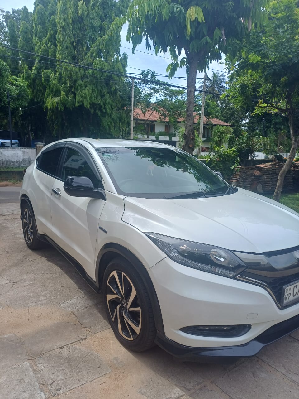 Honda Vezel 2017 - භාවිතා කරන ලද SUV රථය sale in Sri Lanka - patpat.lk