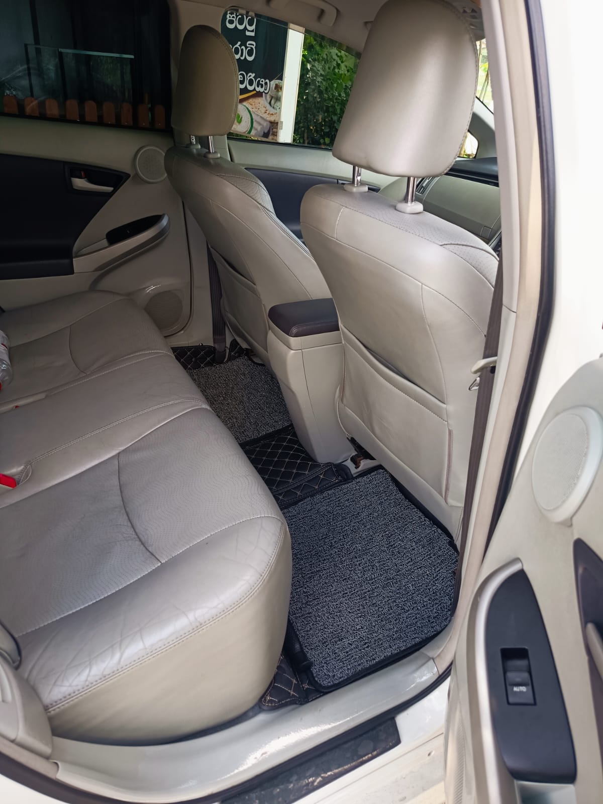 Toyota Prius 2011 - பயன்படுத்தப்பட்டது கார் sale in Sri Lanka - patpat.lk