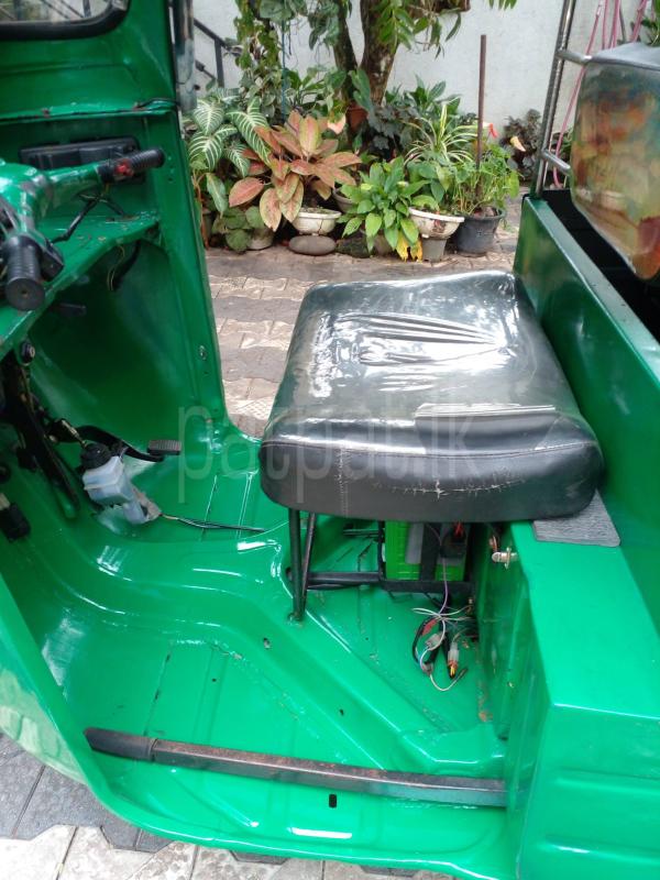 Bajaj Three Wheel 2000 - பயன்படுத்தப்பட்டது முச்சக்கர வண்டி sale in Sri Lanka - patpat.lk