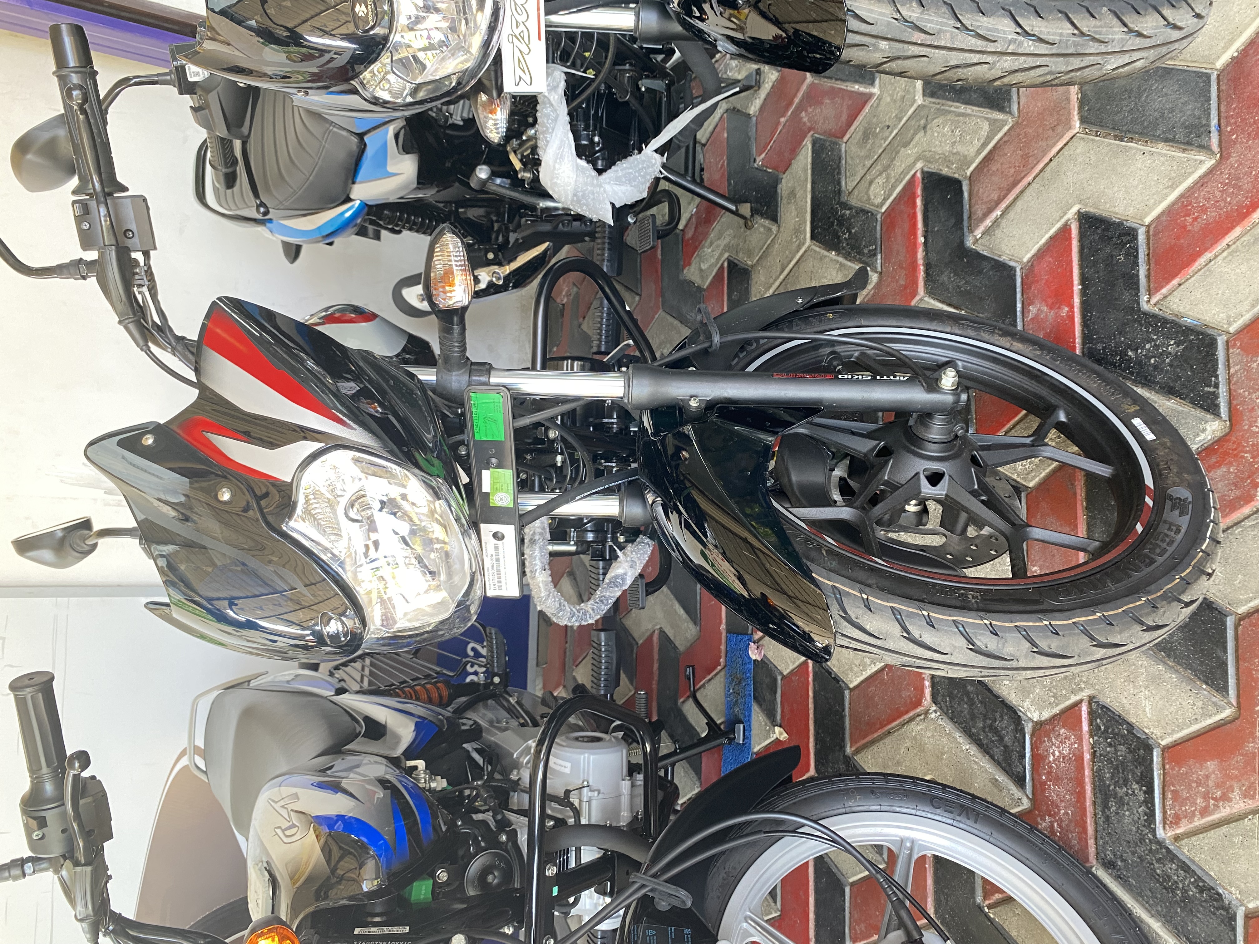 Bajaj Discover 2025 ads-image-1