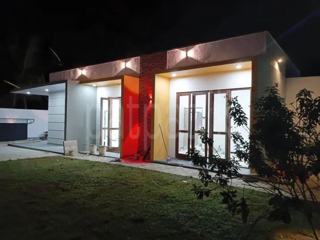 House for Sale in Kahathuduwa ads-image-1