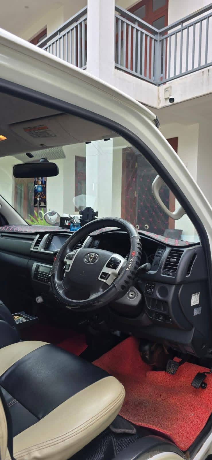 Toyota Hiace 2015 - භාවිතා කරන ලද වෑන් රථය sale in Sri Lanka - patpat.lk