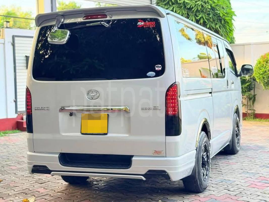 Toyota Hiace 2005 - பயன்படுத்தப்பட்டது வேன் sale in Sri Lanka - patpat.lk