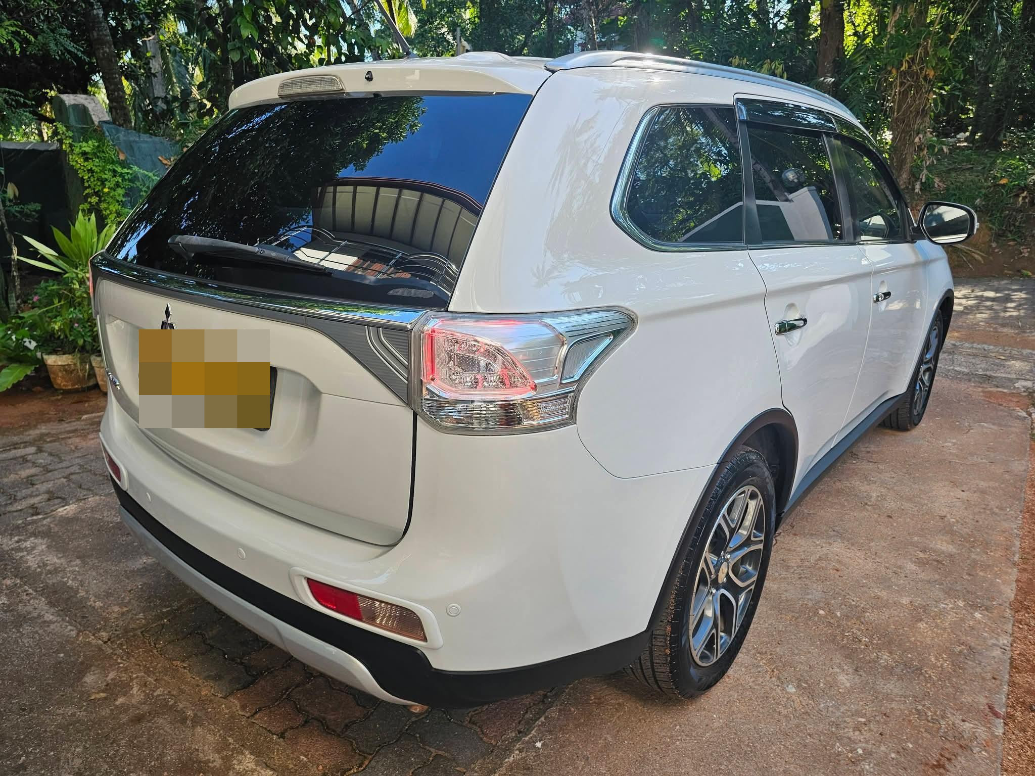 Mitsubishi Outlander 2014 - භාවිතා කරන ලද SUV රථය sale in Sri Lanka - patpat.lk