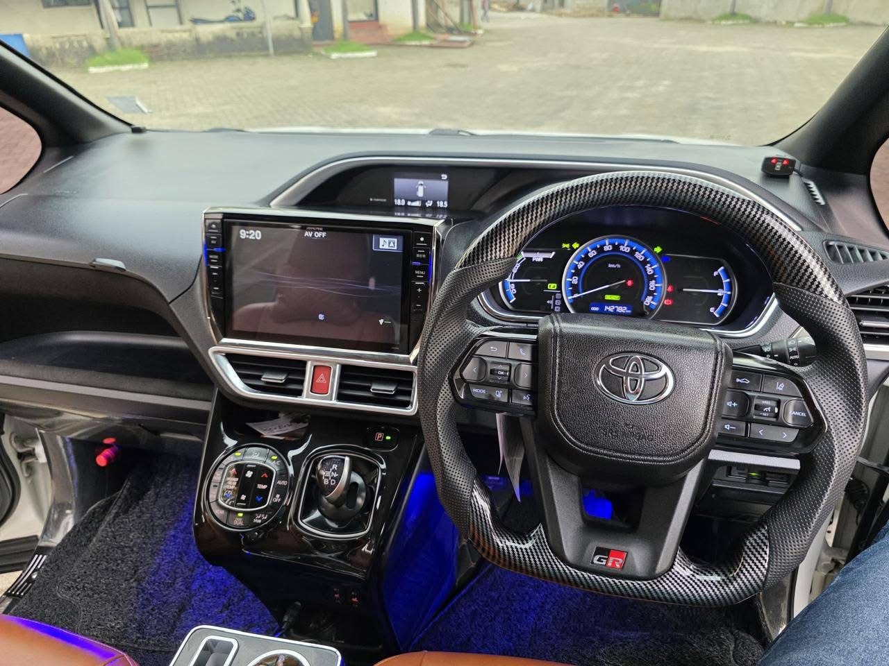 Toyota Voxy 2015 - பயன்படுத்தப்பட்டது வேன் sale in Sri Lanka - patpat.lk