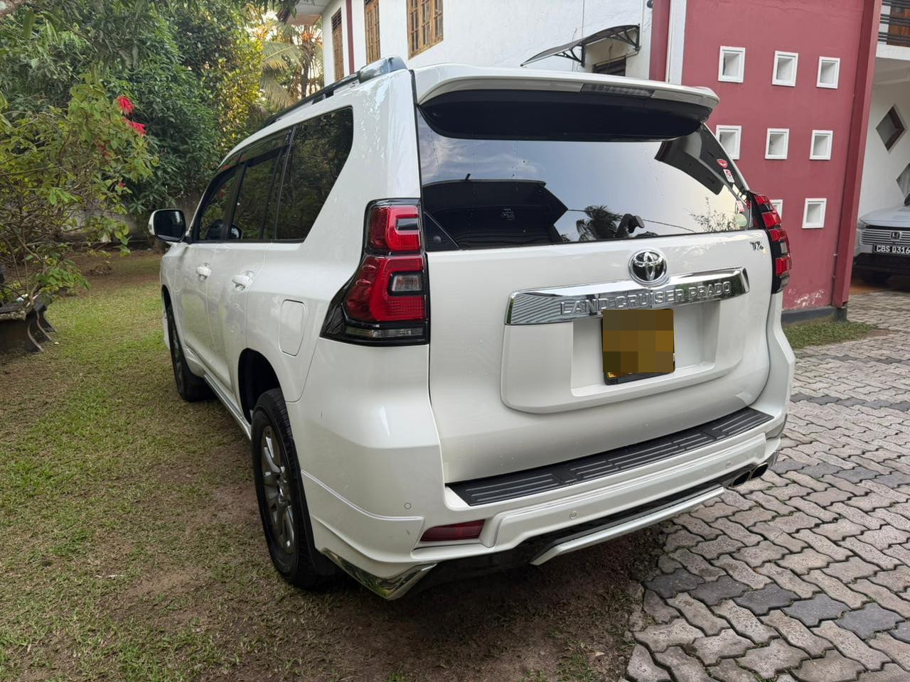 Toyota Land Cruiser Prado 2017 - பயன்படுத்தப்பட்டது SUV sale in Sri Lanka - patpat.lk