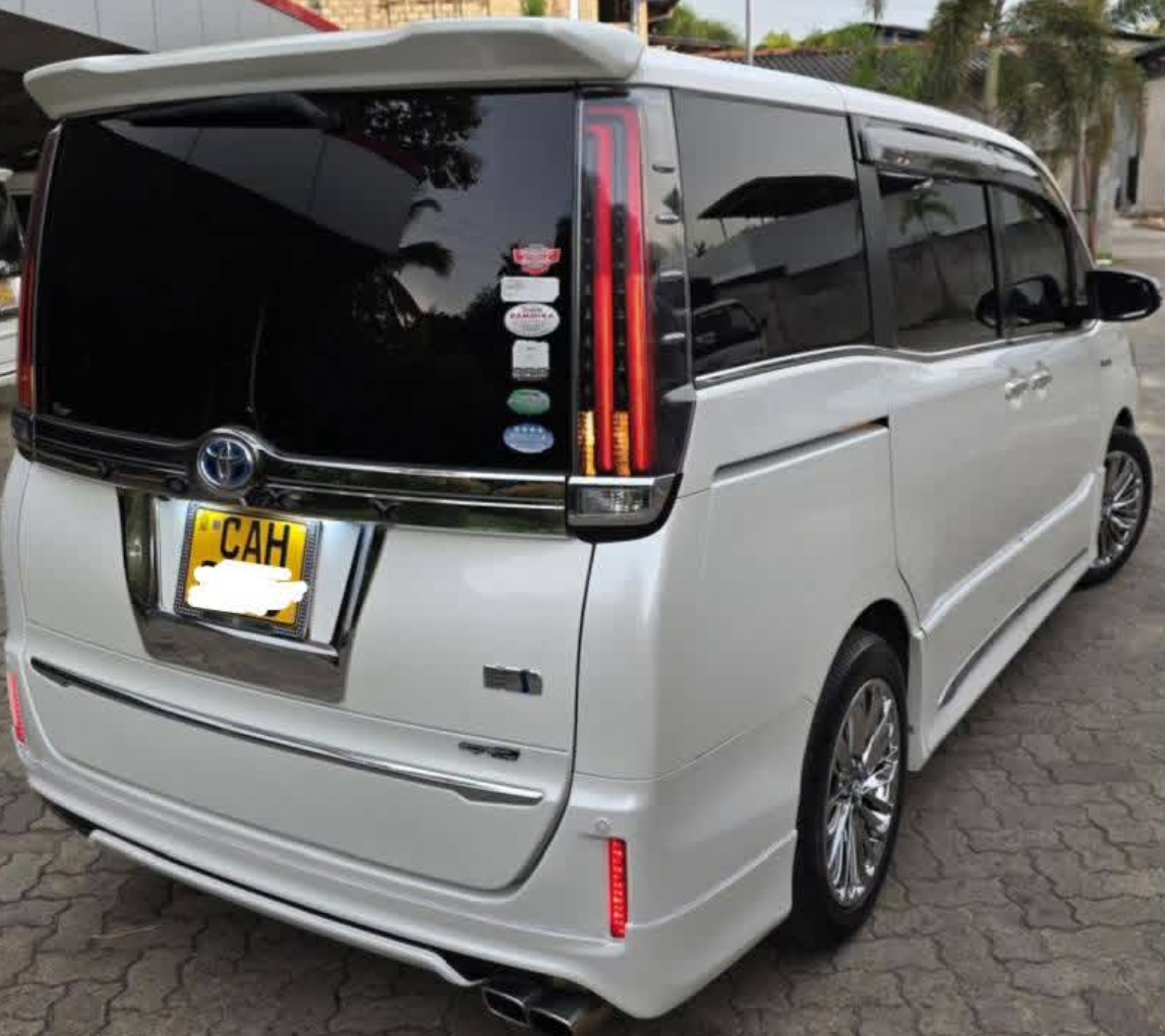 Toyota Voxy 2015 - பயன்படுத்தப்பட்டது வேன் sale in Sri Lanka - patpat.lk