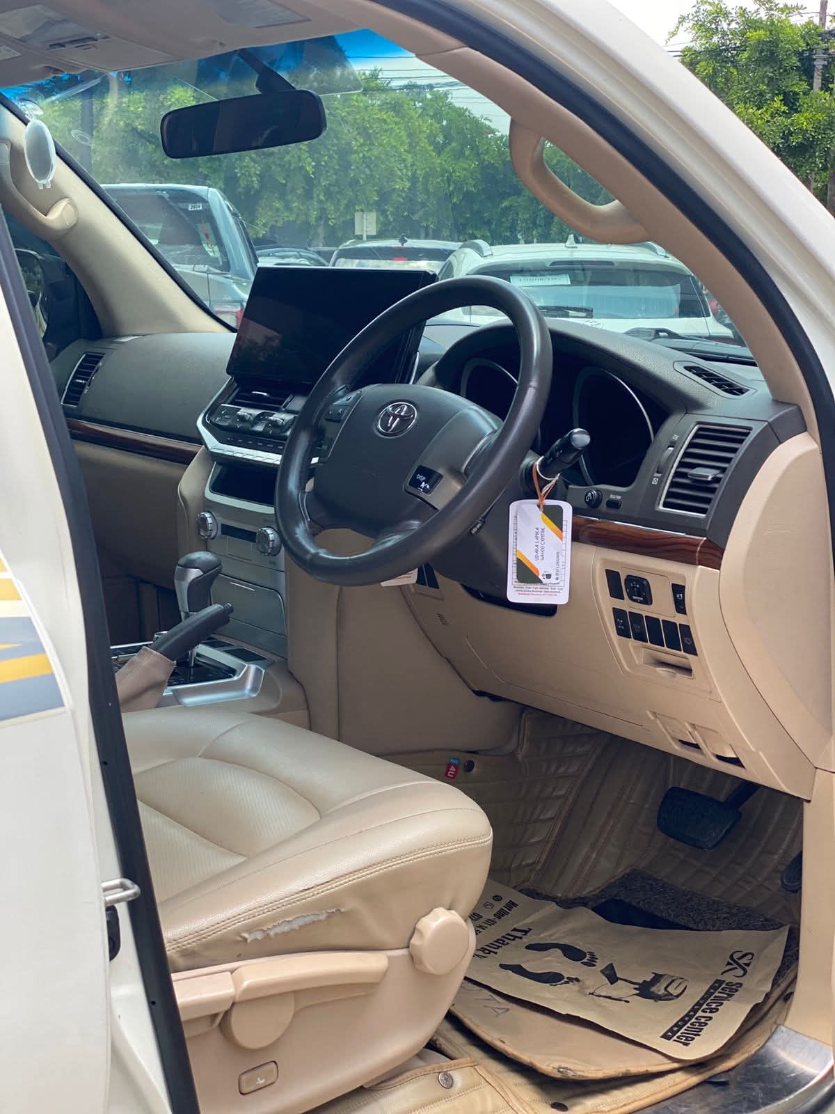 Toyota Land Cruiser 2015 - பயன்படுத்தப்பட்டது SUV sale in Sri Lanka - patpat.lk